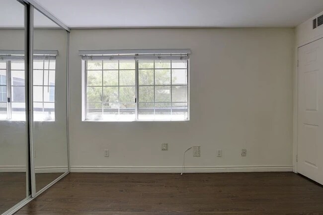 Building Photo - 5515 Canoga Ave