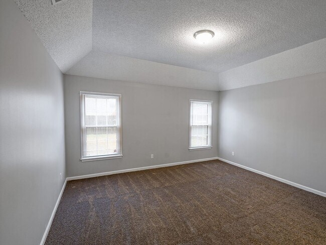 Building Photo - 4 bed, 2.5 bath home with great curb appeal near 385.