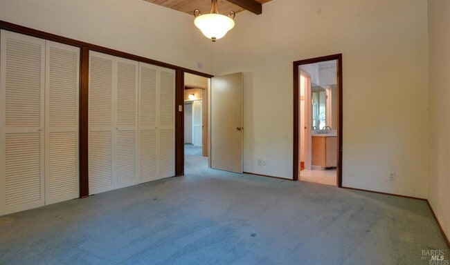 Building Photo - 3 Oak Grove Way
