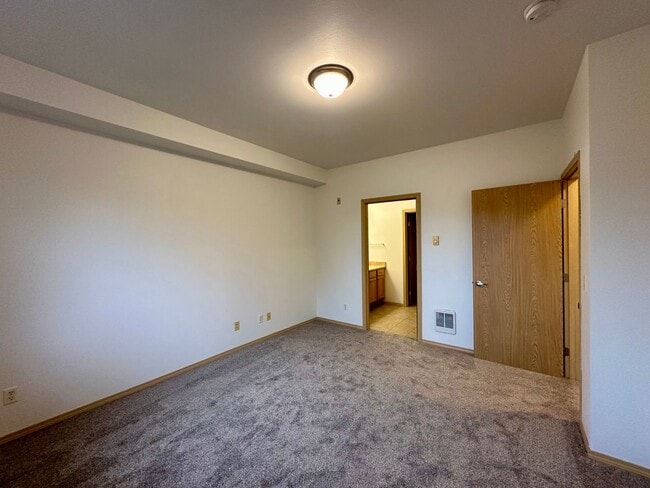 Building Photo - Spacious Condo near WCC - 500 Darby Dr. #315