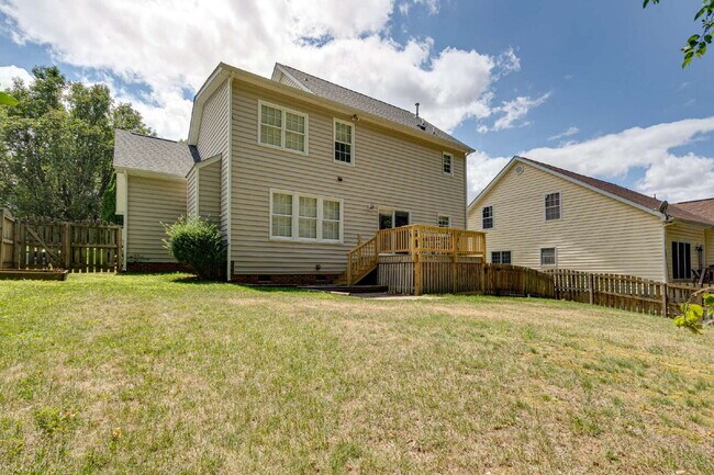 Building Photo - Charming 4-Bed Home with Fenced-in Backyar...