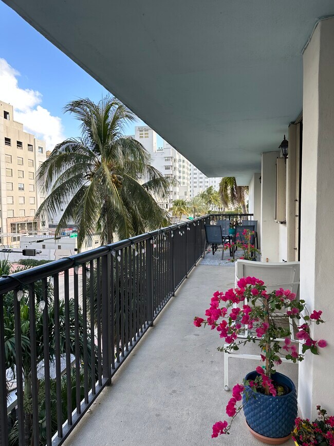 Building Photo - 1800 Collins Ave