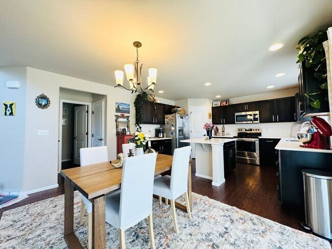 Building Photo - Spacious 3 bed/ 2.5 bath House In Severance