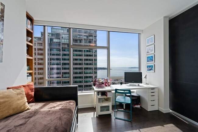 Building Photo - Cristalla - 2 bedrooms + den