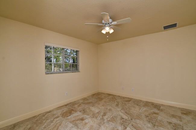 Building Photo - 2 Bed, 2Bath 2 Car Garage  With many extra...