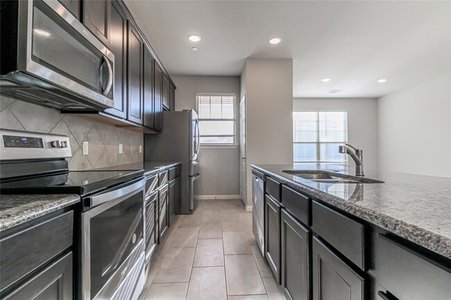 Building Photo - 2328 Greystone Dr