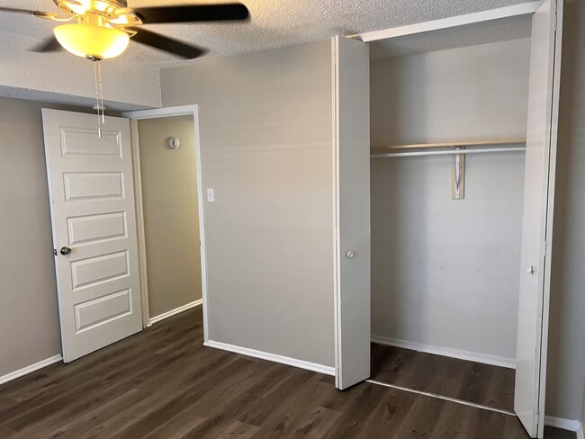 Building Photo - Charming Condo in Vista Del Sol!