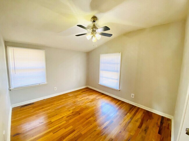 Building Photo - {11821} Desirable Shawnee Village Location + Hardwood Floors + Fenced Yard