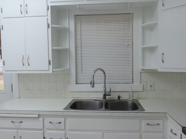 Building Photo - Cute Little Home