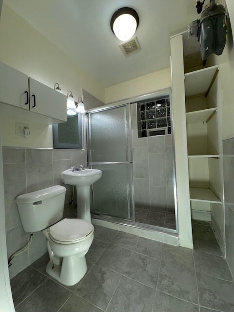 Shower - 2610 W 23rd St