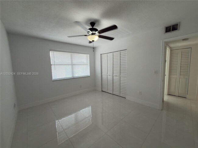 Building Photo - 2500 W 67th Pl