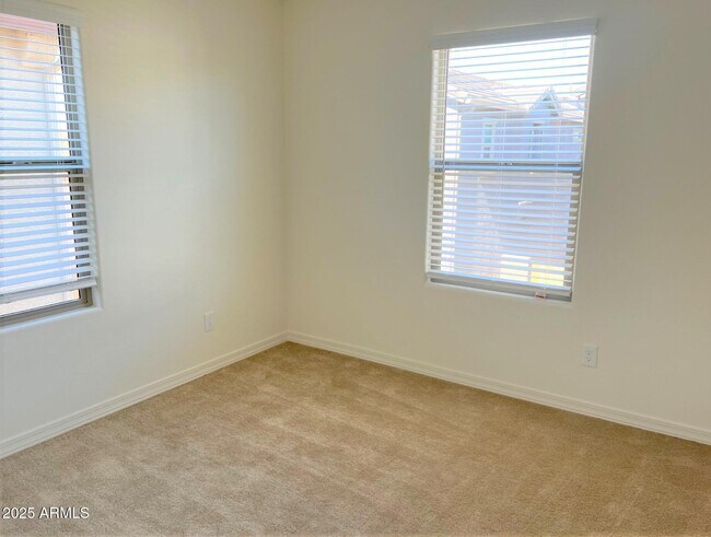 Building Photo - 3916 S 58th Ln