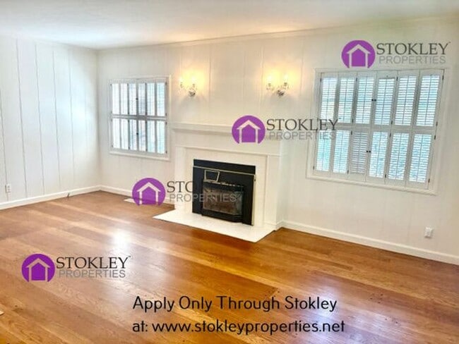 Building Photo - 2234 Oakvale Rd