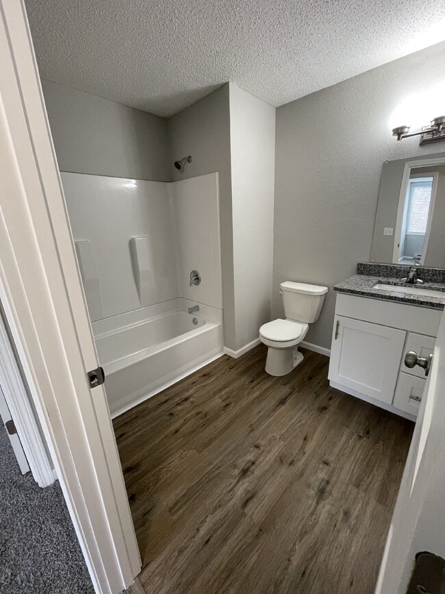 Building Photo - Charming Newly Remodeled 2 Bedroom Apartme...