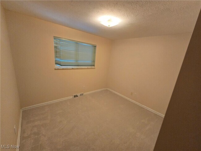 Building Photo - 5229 Evergreen Dr