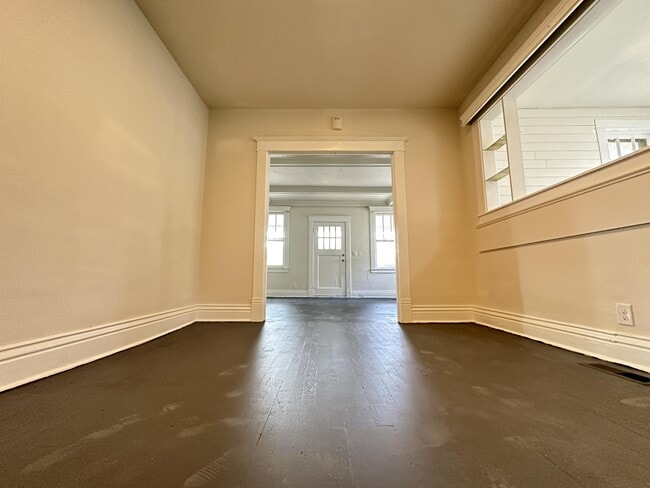 Building Photo - 463 Linden Ave