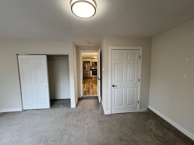 Building Photo - Recently Renovated Spacious Rambler with M...