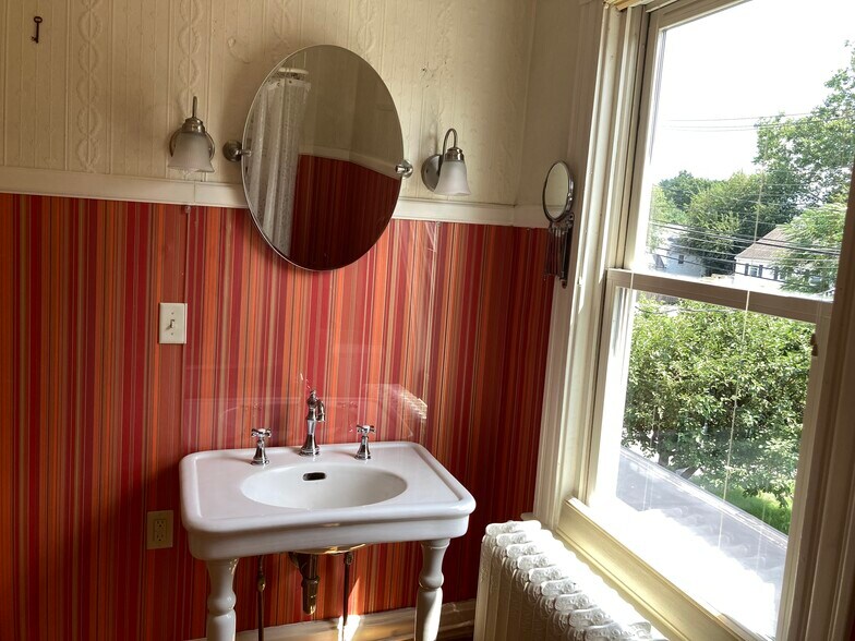 bathroom - 515 Crafts St