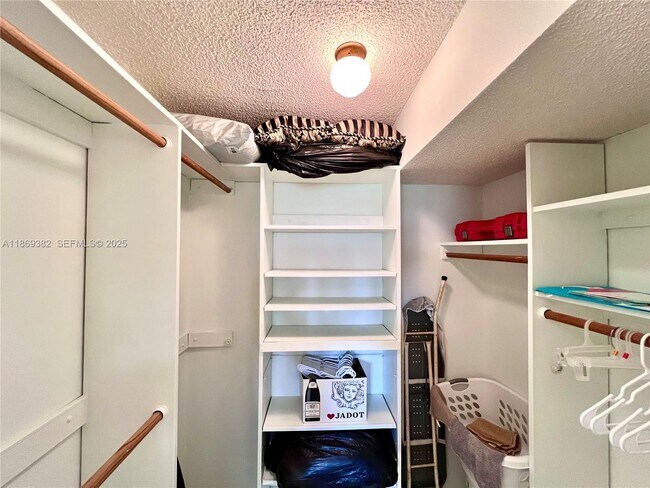 Building Photo - 671 S Hollybrook Dr