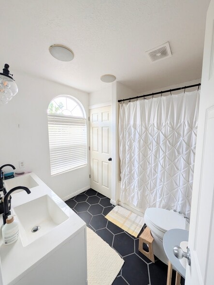 Building Photo - 1275 W Bridlewood Lp