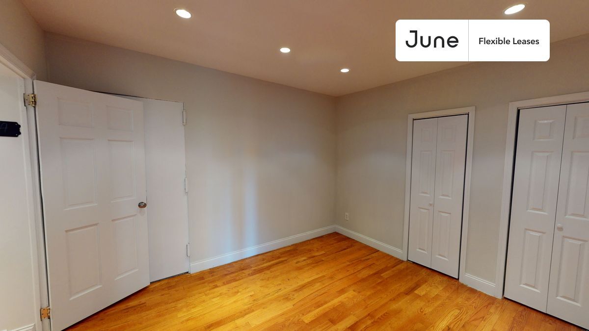 Building Photo - 23 E 109th St