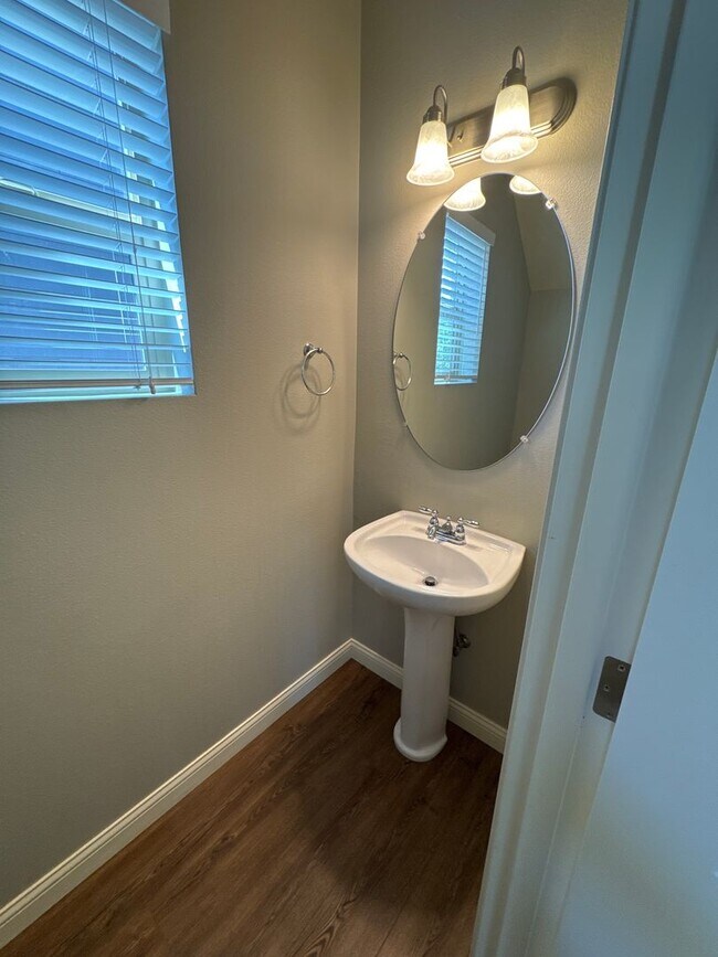 Building Photo - Beautiful 3 bedroom with bonus loft area i...