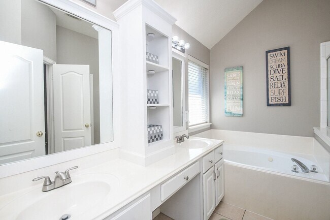 Building Photo - 5823 Knollwood Tr