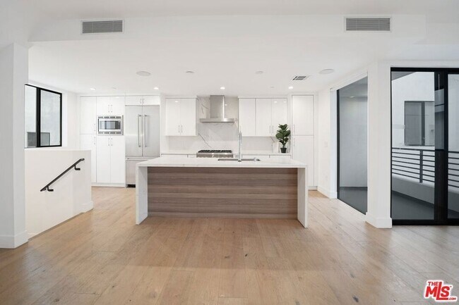 Building Photo - 735 N Gramercy Pl