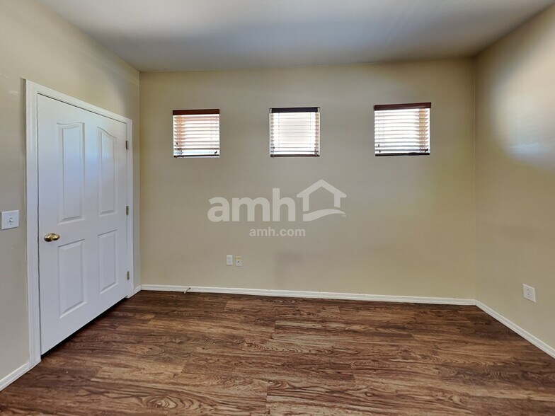 Building Photo - 1805 S 119th Dr