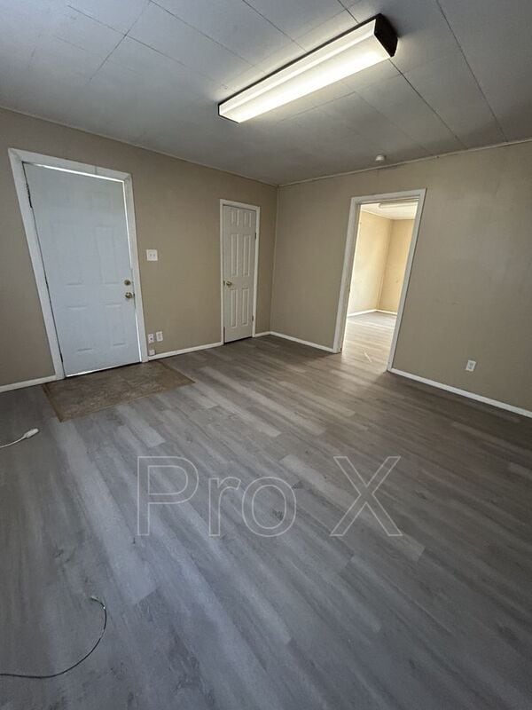 Building Photo - 302 E 7th St