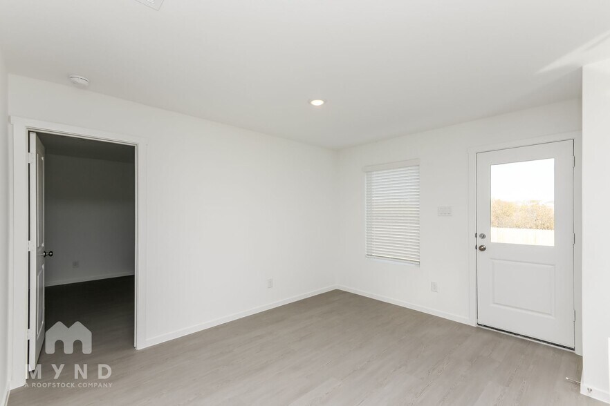 Building Photo - 2721 Ctr Crk Ln