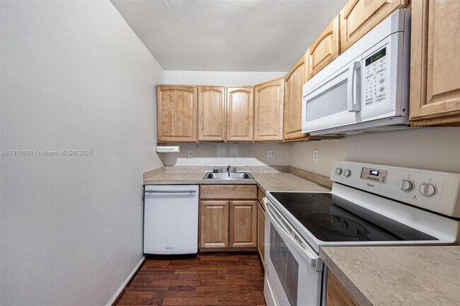 Building Photo - 405 S Pine Island Rd