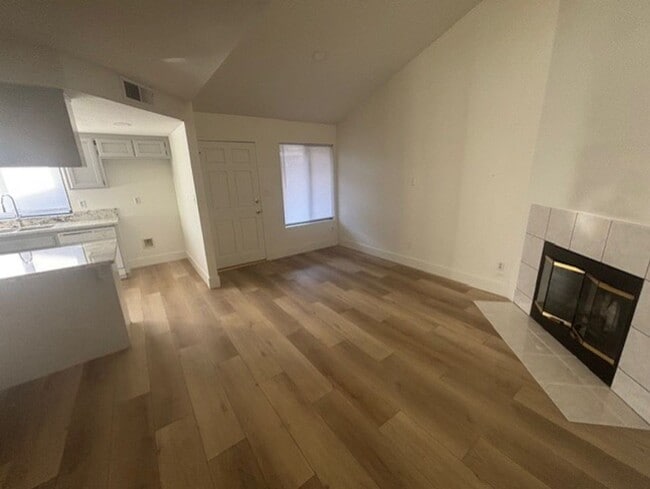 Building Photo - Newly Renovated 2 Bedroom / 1.5 Bathroom T...