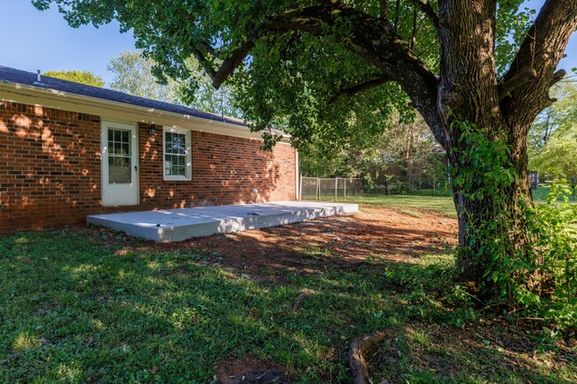 Building Photo - 110 Greenwood Cir