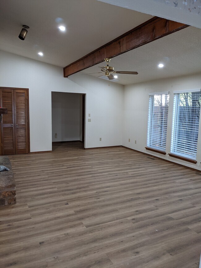 Lots of natural light - 1618 Julie Plz