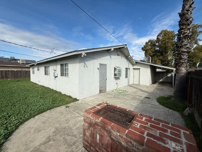 Building Photo - Great Location Near Hwy 41 – 3 Bedroom Home with Big Backyard!