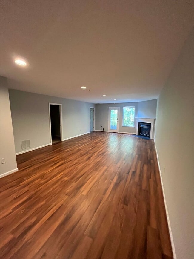 Building Photo - 3 bedroom townhome available near Largo To...