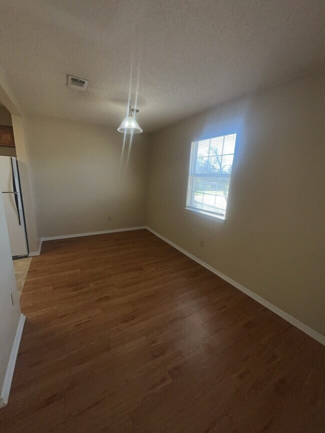 Building Photo - 2nd floor apartment water included! walkin...