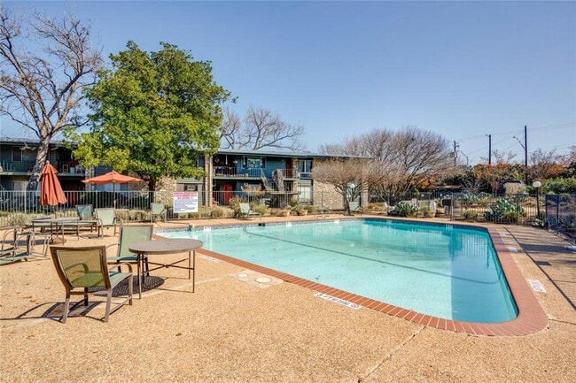 Building Photo - 1304 Mariposa Dr