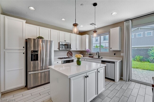 Building Photo - 372 Silva Pl