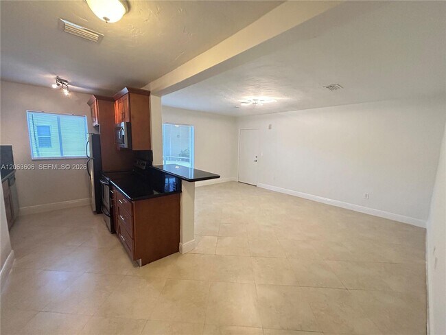 Building Photo - 2880 Pine Tree Dr