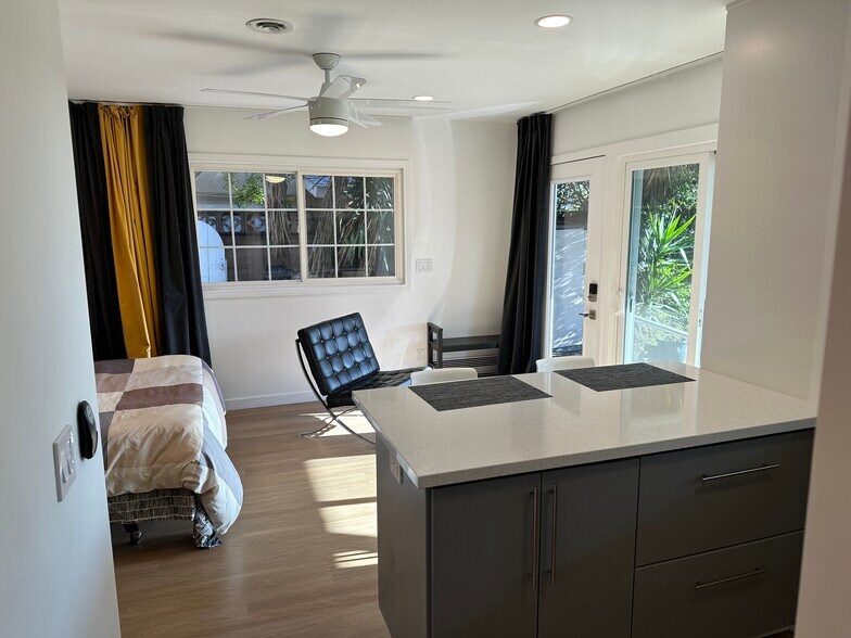 Building Photo - 4298 Avon Dr