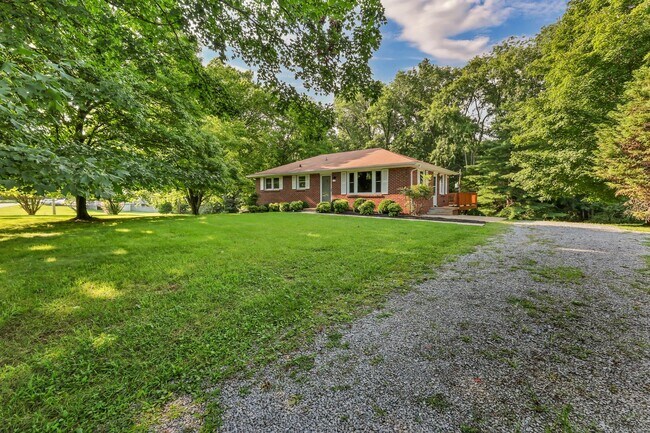 Building Photo - 613 Channell Dr