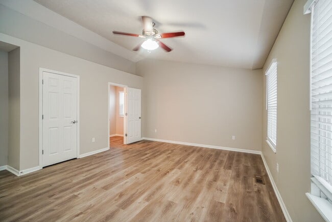 Building Photo - 5932 Ruihley Way