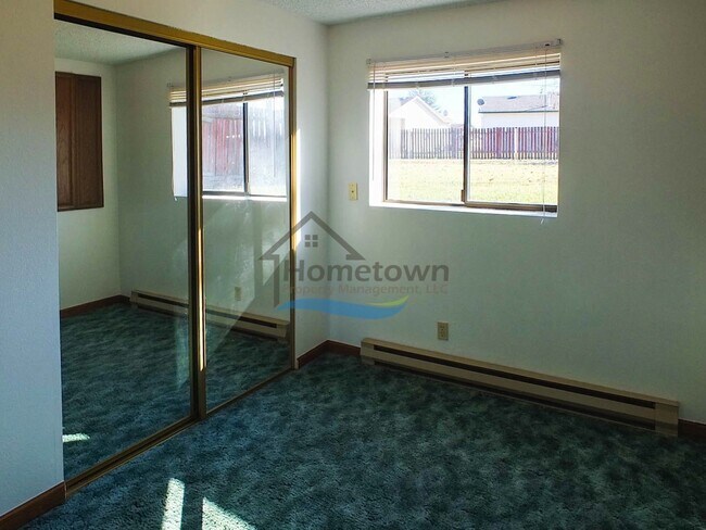 Building Photo - Spacious 4 Bedroom Home with Fenced Backyard & Garage