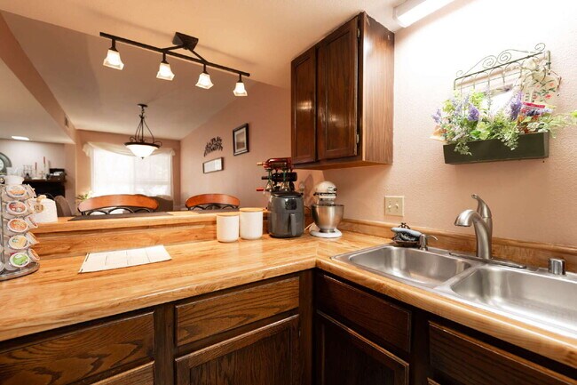 Building Photo - Feel Right at Home – Inviting Fully Furnis...