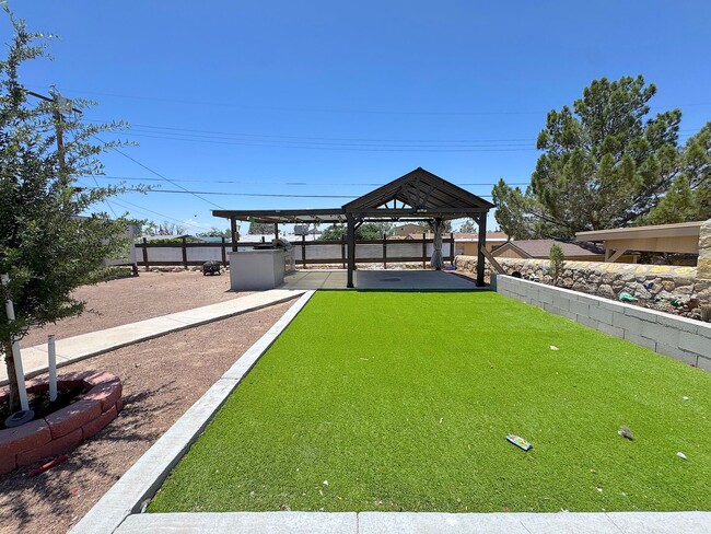 Building Photo - East/Central El Paso 3bed/1bath Refrig A/C with Outdoor Kitchen Oasis!