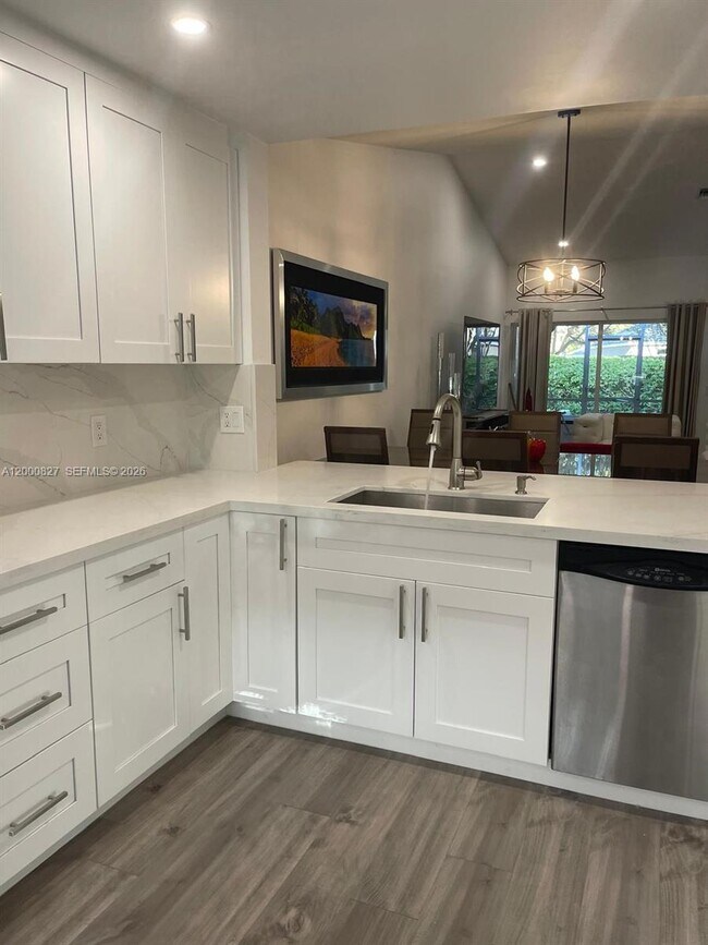 Building Photo - 4136 Pine Ridge Ln