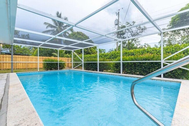 Building Photo - 176 SE 27th Pl