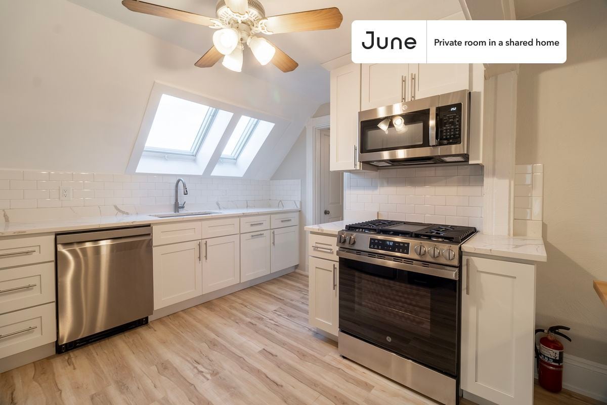 Building Photo - Room in Shared 3 bed/1 bath home